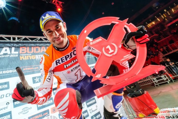 El piloto de trial Toni Bou (Repsol Honda) celebra el triunfo en Budapest