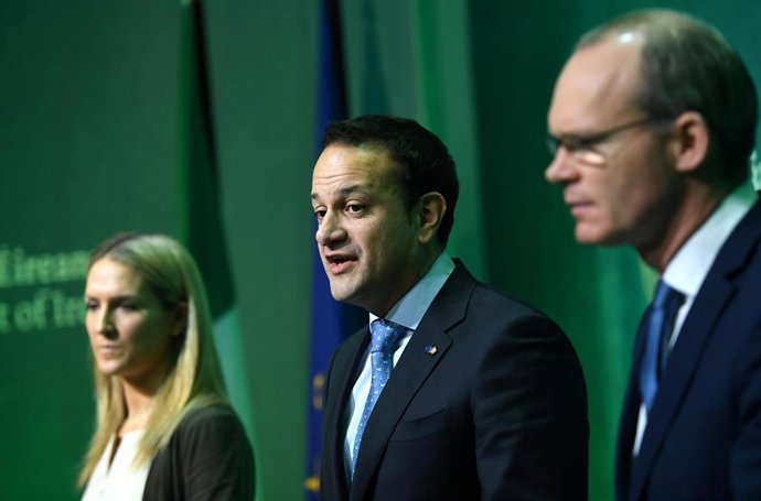 Leo Varadkar, Simon Covenay y Helen McEntee