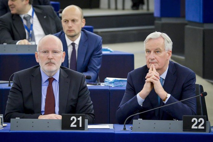 Barnier en el Parlamento europeo junto a Timmermans