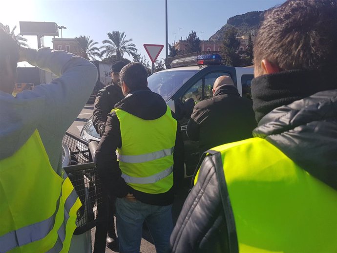 Taxistes davant de la Gurdia Civil al Port de Barcelona