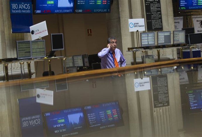 Imagen de archivo de un operador en la Bolsa de Madrid, ago 6 2012