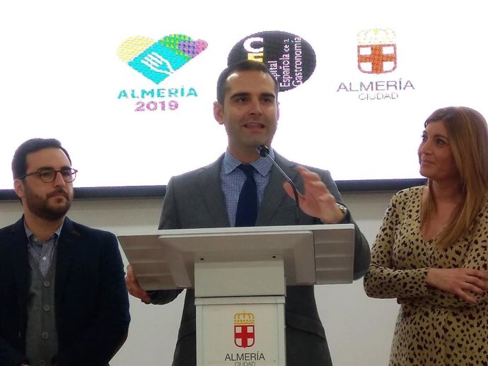 En el centro, el alcalde de Almería, Ramón Fernández-Pacheco (PP)