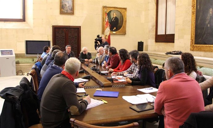 El alcalde de Sevilla, Juan Espadas, con miembros de la plantilla municipal