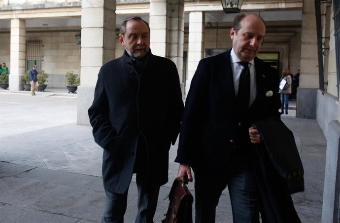 Antonio Vela y su abogado Joaquín Moeckel acuden al juicio de Mercasevilla