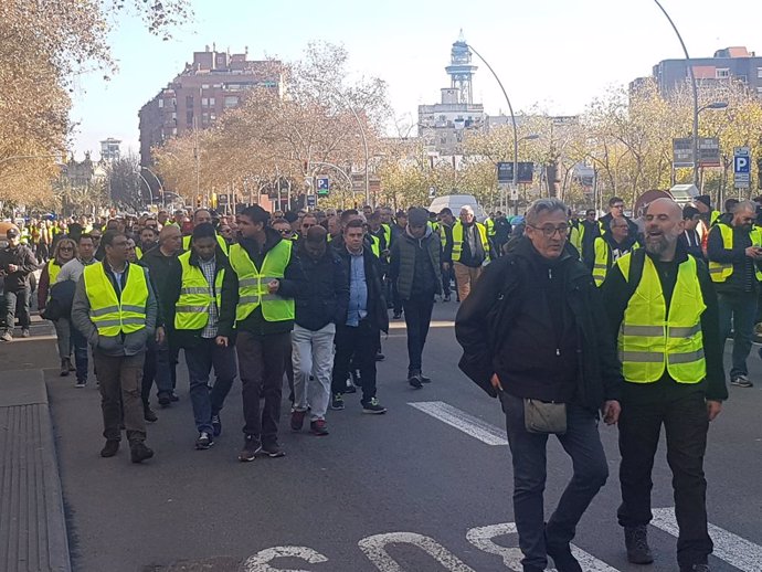 Taxistes manifestant-se a Barcelona