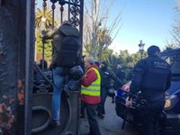 Tres mossos ferits durant la protesta de taxistes als accessos del Parlament