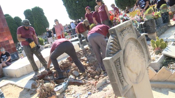 Trabajos de exhumación en la fosa 112 del cementerio de Paterna