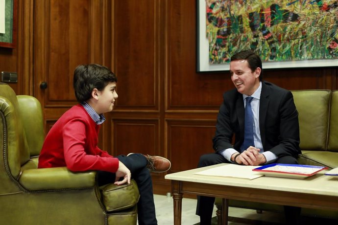 El presidente de la Diputación, junto con el joven cocinero, Juan Antonio.