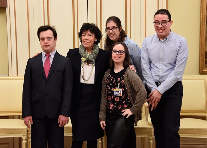 Isabel Celaá con jóvenes de la Fundación Síndrome de Down de Madrid