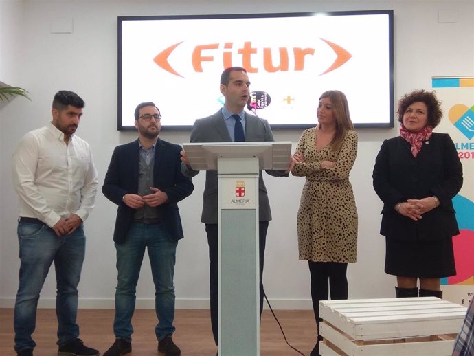 El alcalde de Almería, Ramón Fernández-Pacheco, presenta las acciones de Fitur