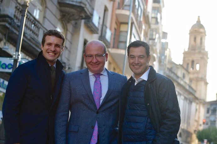 El alcalde, junto a Casado y Moreno, en su visita a Jaén en noviembre de 2018.