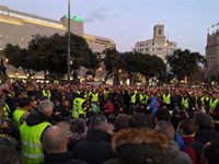 Els taxistes van cap a Sant Jaume per la reunió de Torra, Calvet i Buch