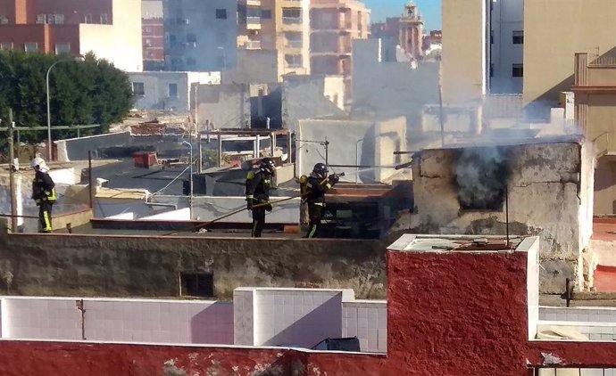 Bomberos de Almería sofocan un incendio en una vivienda de Barrio Alto