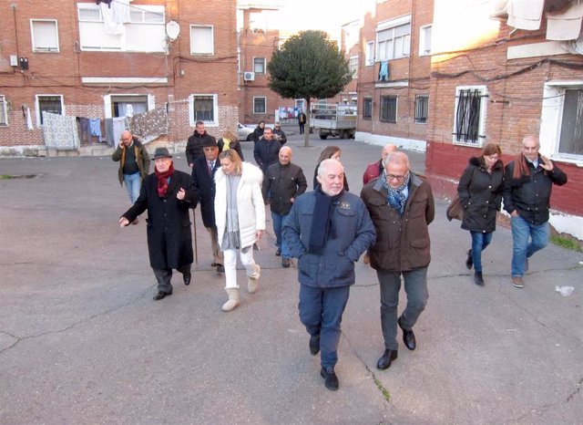 Del Olmo (segunda por la izquierda) visita junto a miembros del PP Las Viudas