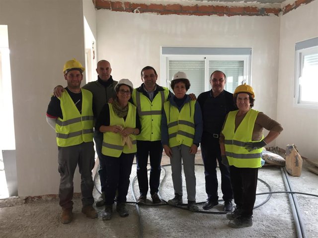 El diputado provincial Guillermo Casquet junto a los trabajadores del PFEA.
