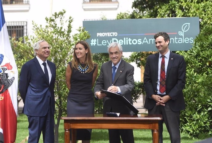 Sebastián Piñera firma la Ley de Delitos Ambientales