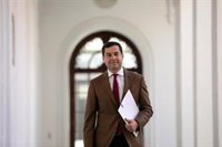 Juanma Moreno pide un margen de cien días para que empiecen a notarse los cambios y dice que Sánchez no le ha felicitado