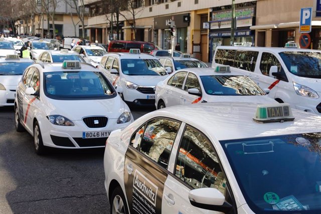 Manifestación de taxistas en Madrid para pedir que se regulen los VTCs (vehículo