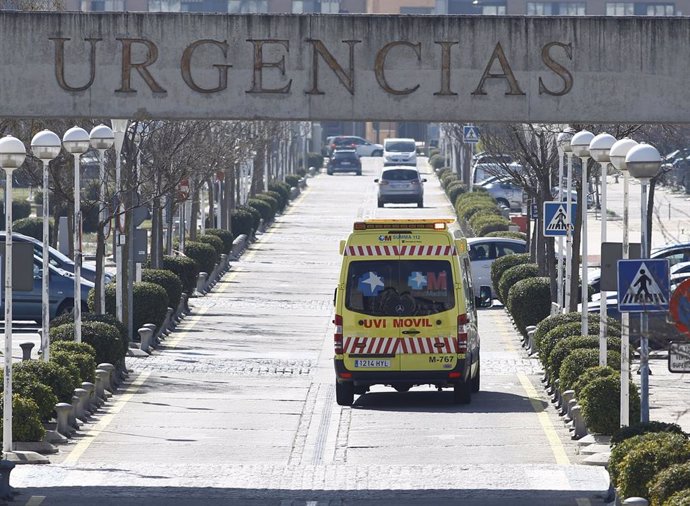Cartel de Urgencias y ambulancias, ambulancia del SUMMA 112 en Madrid