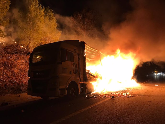 Arde un camión en la AP-7 en Bscara (Girona)