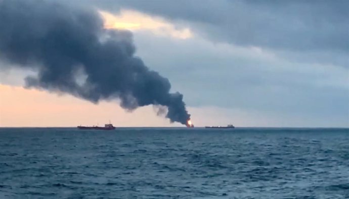 Uno de los buques incendiados en el estrecho de Kerch, cerca de Crimea