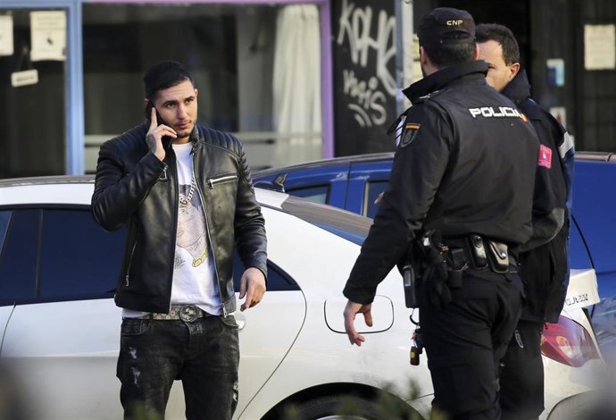 Omar Montes con la Policía