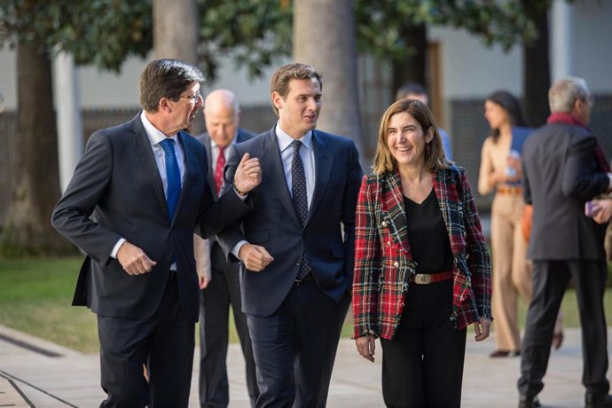 Rivera, junto a Marín y la consejera Rocío Blanco, en el Parlamento este lunes