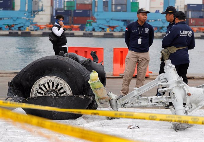 Policías analizan restos del avión del vuelo JT610 de Lion Air