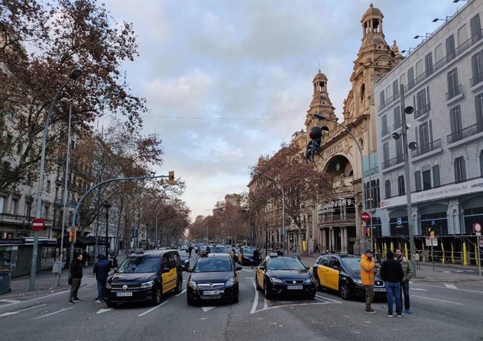 Protesta de taxistes a la Gran Via de Barcelona.