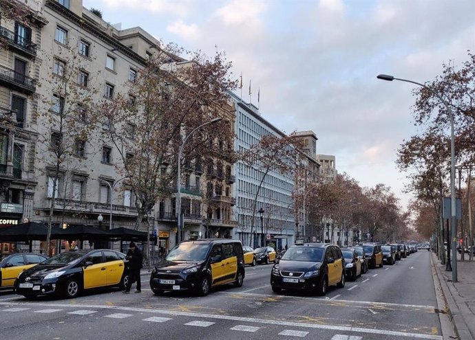 Taxistas de Barcelona cortan la Gran Via