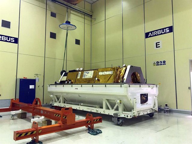 El satélite PAZ momentos antes de ser cargado en su contenedor, rumbo EEUU