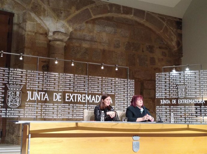 Isabel Gil Rosiña y Begoña García en rueda de prensa tras el Consejo de Gobierno