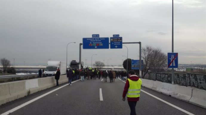 Taxistas cortan la M-11, la carretera que une Madrid con aeropuerto de Barajas