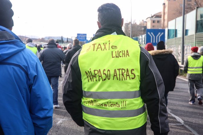 Corte de carreteras de acceso a Barajas y la A2en la segunda jornada de huelga de taxistas en Madrid