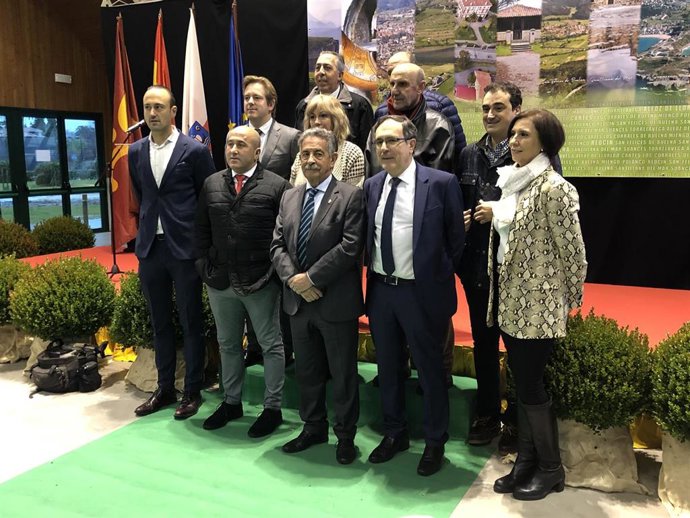 Alcaldes de 10 municipio del Besaya firman un protocolo de colaboración