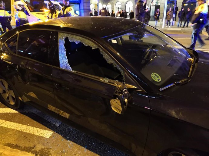 Coche VTC atacado por taxistas en huelga en Barcelona