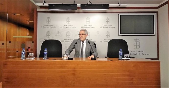 Gaspar Llamazares en rueda de prensa.