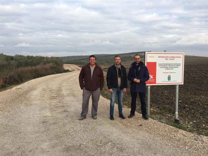 Sánchez (centro), durante la entrega de la obra