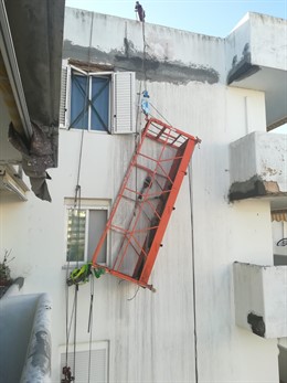 Dos pintores se precipitan de un edificio