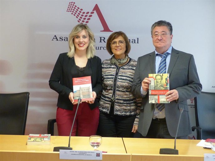 LA PRESIDENTA DE LA ASAMBLEA EN EL CENTRO EN LA PRESENTACIÓN