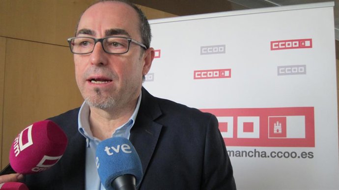 El secretario de CCOO C-LM, Paco De la Rosa atiende a los medios