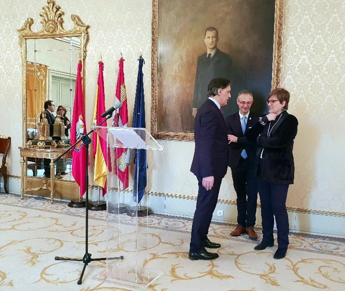 La secretaria  de Universidades habla con el alcalde de Salamanca y el rector