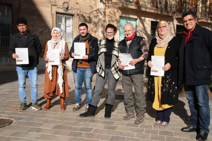 Eva Frade (Cort) con representantes de 'La Iniciativa'
