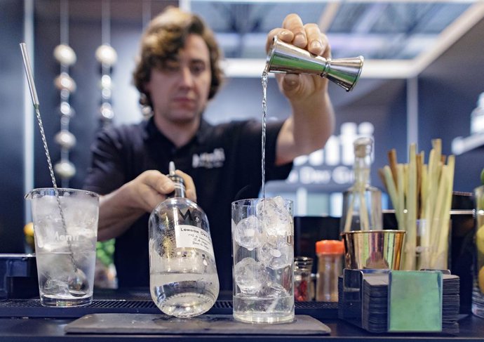 Un cambrer prepara un cctel