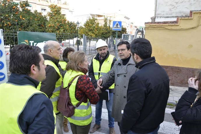 El alcalde, Francisco Cuenca, en una visita al barrio del Zaidín