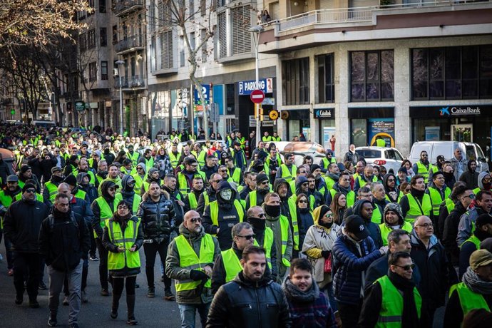 Marcha de taxistas a pie por Barcelona