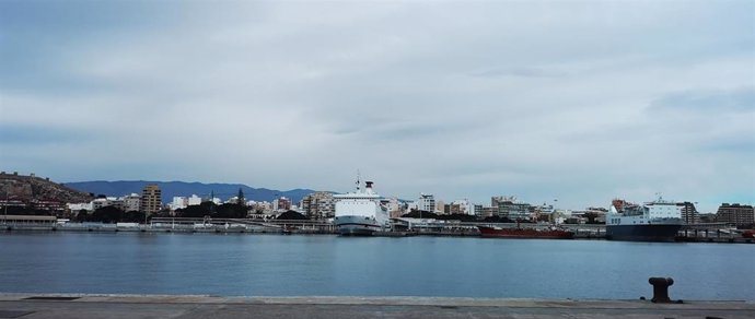 Ferri amarrado en el Puerto de Almería