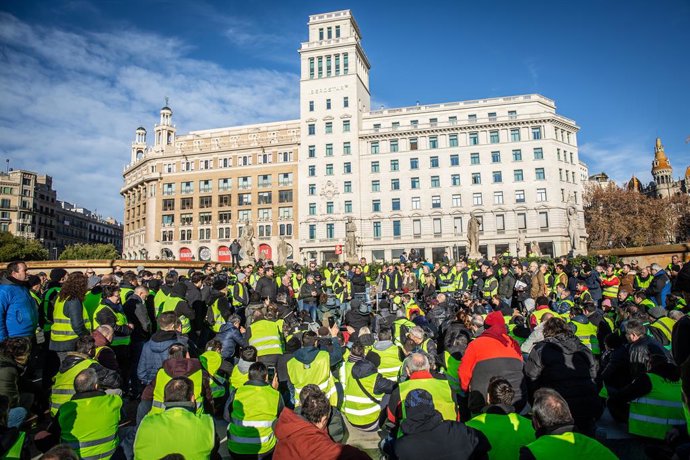 Asamblea de taxistas en el Paseo de Gracia de Barcelona en su quinto día de huel