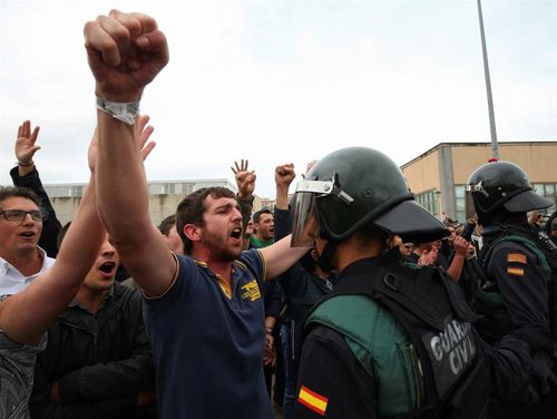 Un Guardia Civil durante una manifestación en el referendum catalán