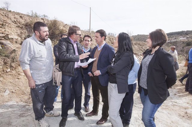Imagen de archivo de una visita del presidente de Diputación a Tahal.